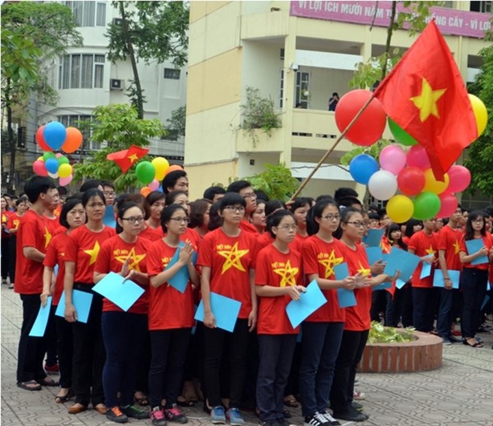 Students create Vietnamese map to show patriotism - 4