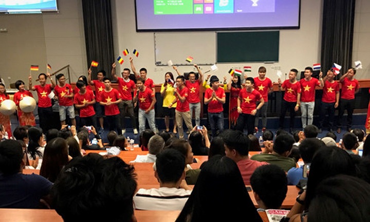 Summer camp for Vietnamese youths in Europe opens - 1