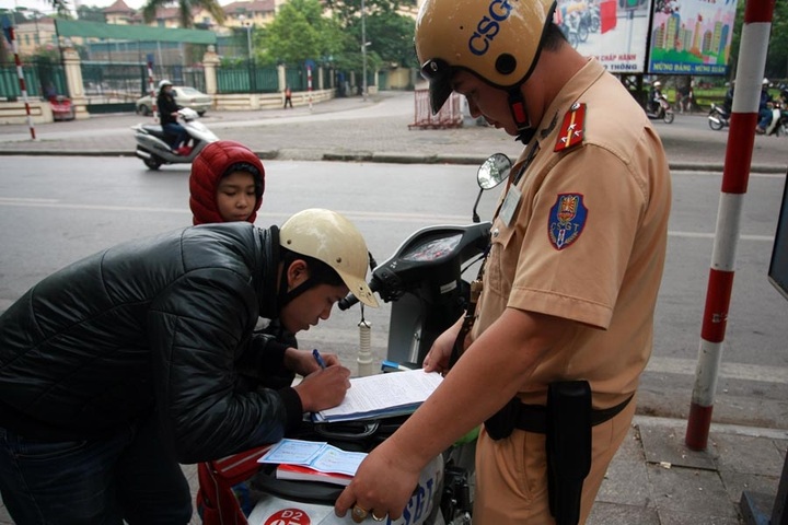 Hanoi police start clamping down on children helmet rules - 7