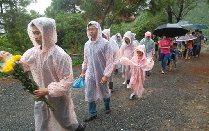 Tens of thousands pay tribute to General Giap - 1