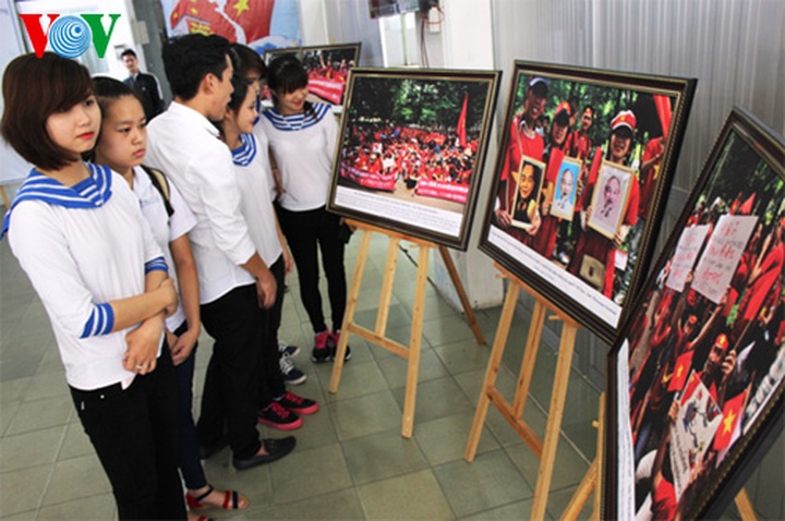 Japanese journalist opens photo exhibition on Hoang Sa - 1