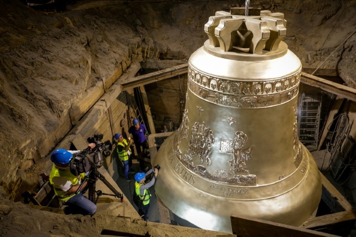 One of world's largest bells unveiled in Poland - 1