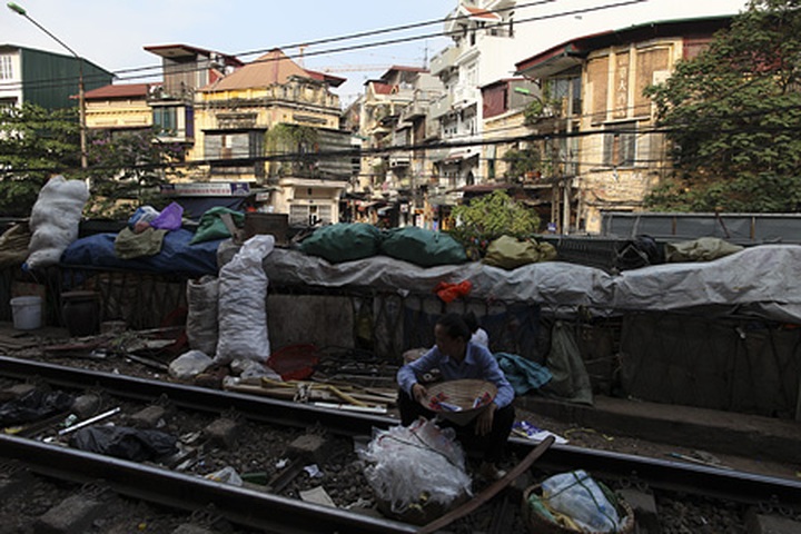 Hanoi life on the tracks - 1 Hanoi life on the tracks - 1