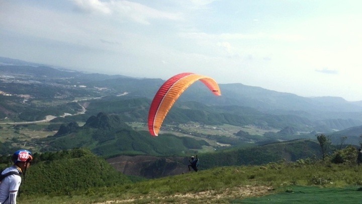 National paragliding contest opens in Quang Ninh - 1