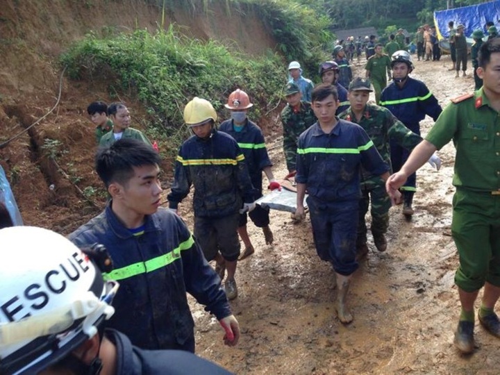 Explosives considered to clear landslide in search for Hoa Binh victims - 1