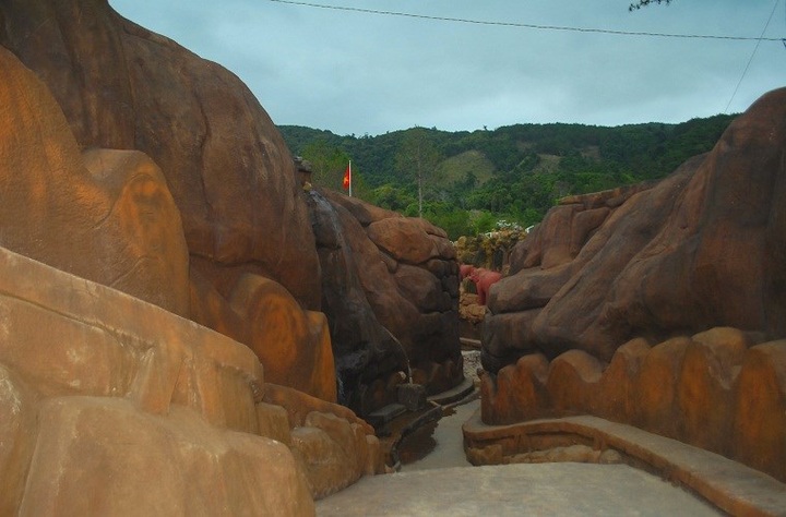 Man builds veritable city of clay - 1