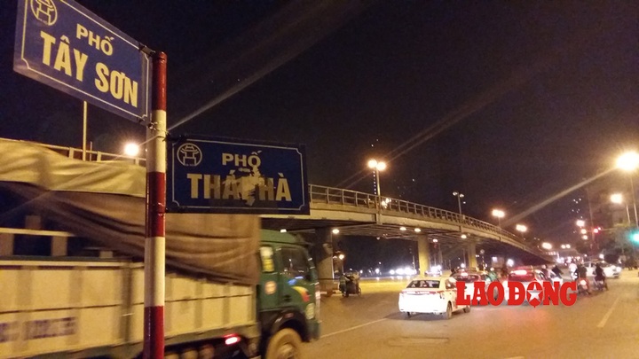 Taxi driver jumps from overpass after hitting seven motorbikes - 1 Taxi driver jumps from overpass after hitting seven motorbikes - 1