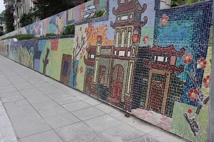Hanoi to spend VND2.5bn to repair the ceramic mural - 1