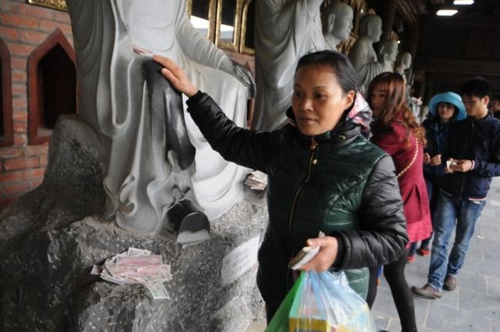 Lax security causes chaos at a festival - 9