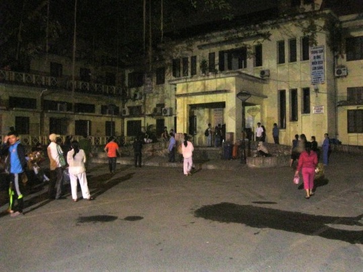 Patients at Bach Mai Hospital evacuated after electrical fire - 2