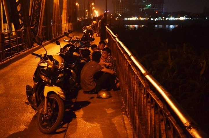 Hanoi people driven outdoors by hot weather - 1