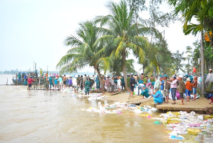 Quang Nam village isolated as road swept away in flood - 3