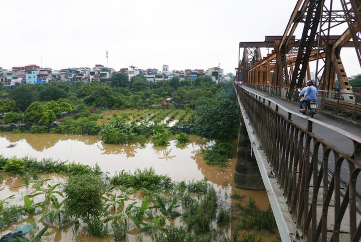 Hanoi river slum in flooding season - 2