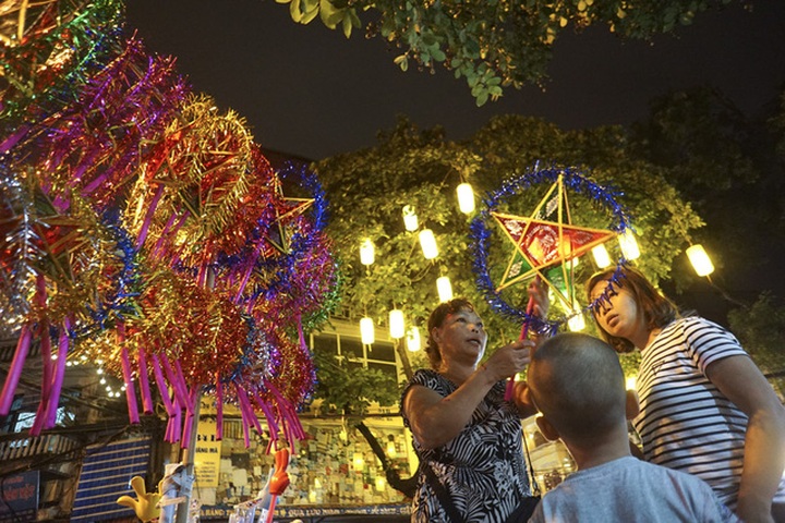 Hanoi's Old Quarter before the Mid-autumn Festival - 2