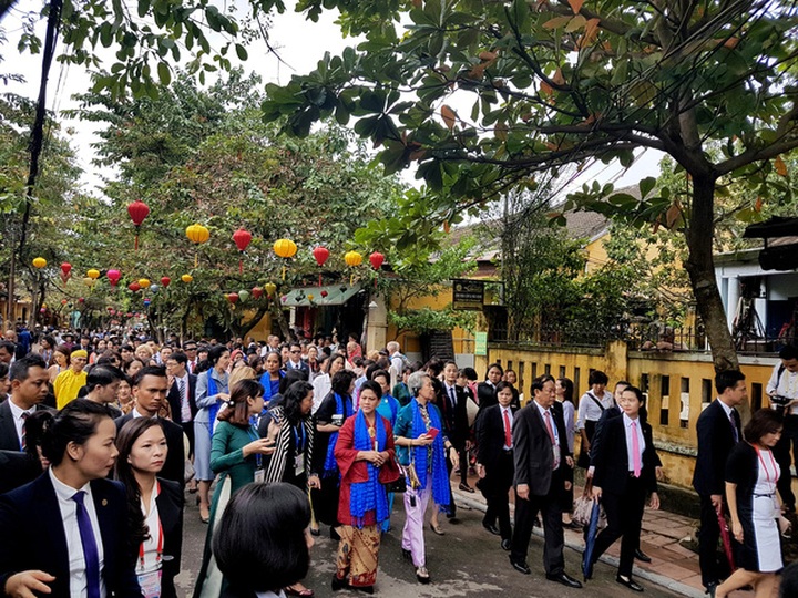 APEC 2017: Wives of APEC leaders visit ancient Hoi An city - 1 APEC 2017: Wives of APEC leaders visit ancient Hoi An city - 1