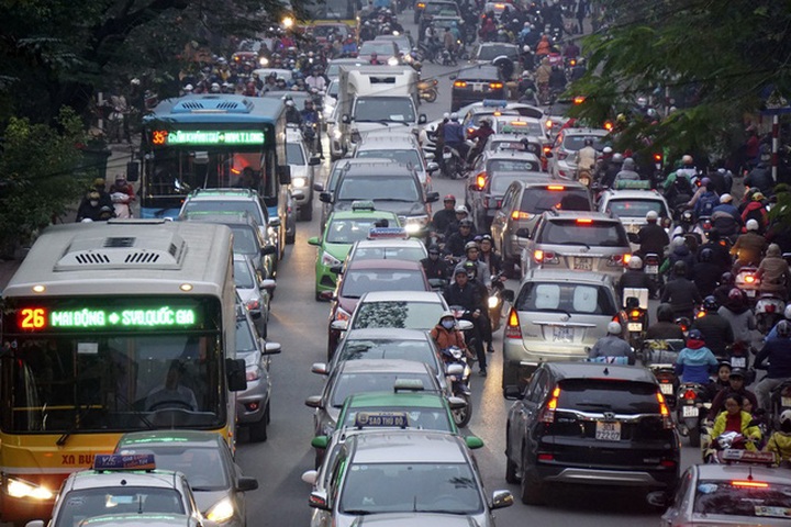 Streets face serious traffic jams ahead of New Year Holiday - 1
