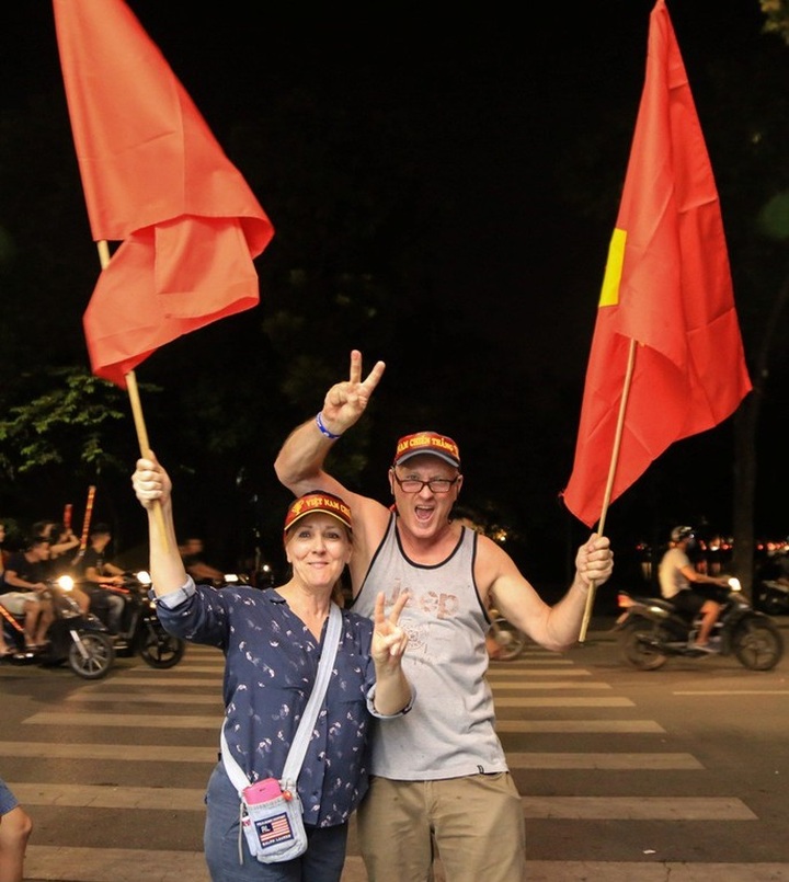 Vietnamese football fans celebrate Olympic team's ticket to Asiad quarter-final - 3