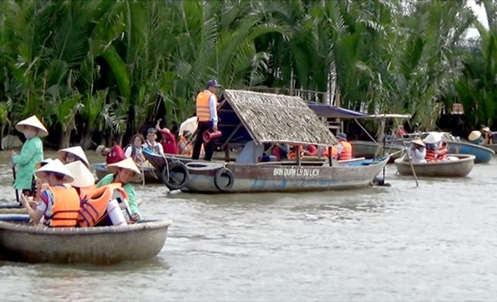 Quang Nam tackles tourism violations - 1