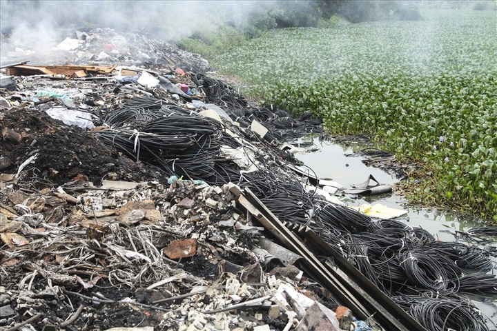 Hanoians threatened by burning rubbish tip - 2