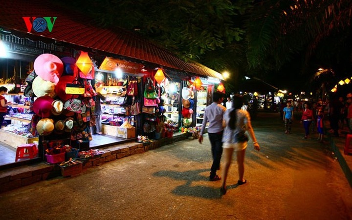 Hue pedestrian street appeals to tourists - 2