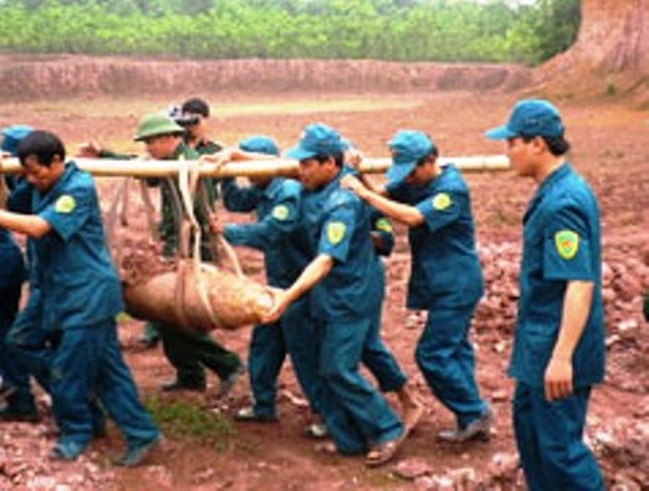 74 bombs and mines found in garden - 4