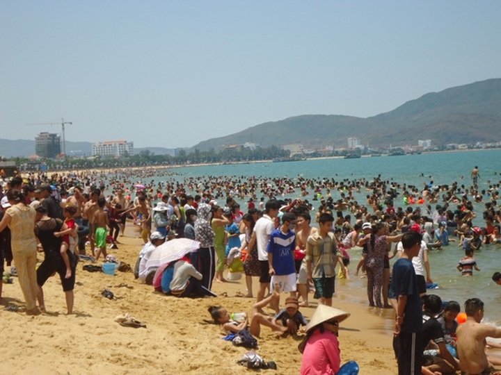 Thousands flock to beach on Doan Ngo Festival - 1