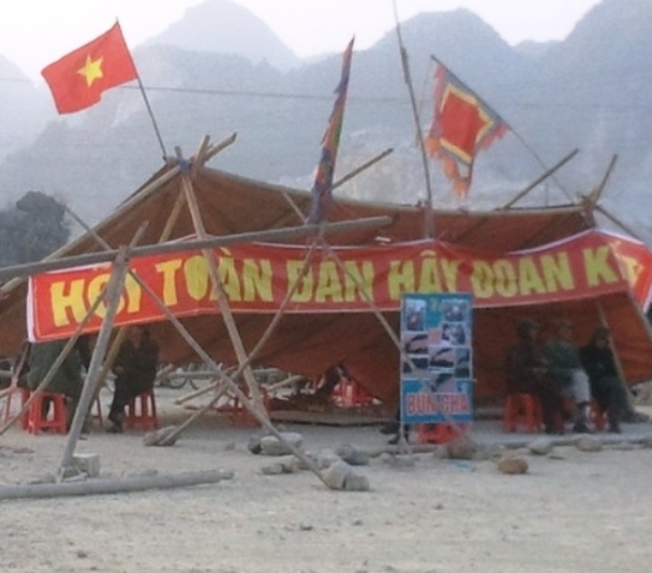 People build tents around cement factory in protest of pollution - 3