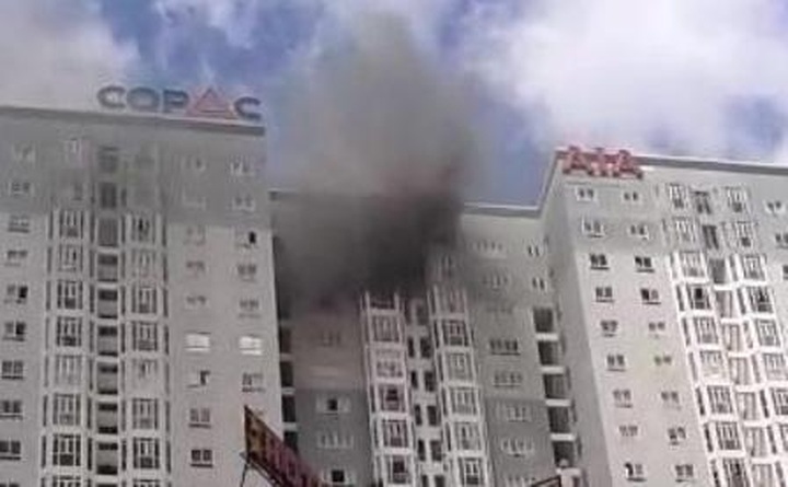 Large fire forces evacuation of building with hundreds of residents - 1 Large fire forces evacuation of building with hundreds of residents - 1