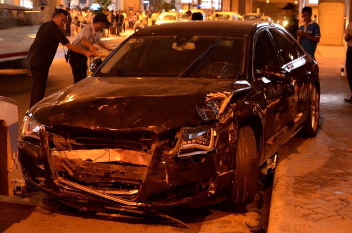 Singer's car slams into crowd at Tan Son Nhat Airport, 10 injured - 1
