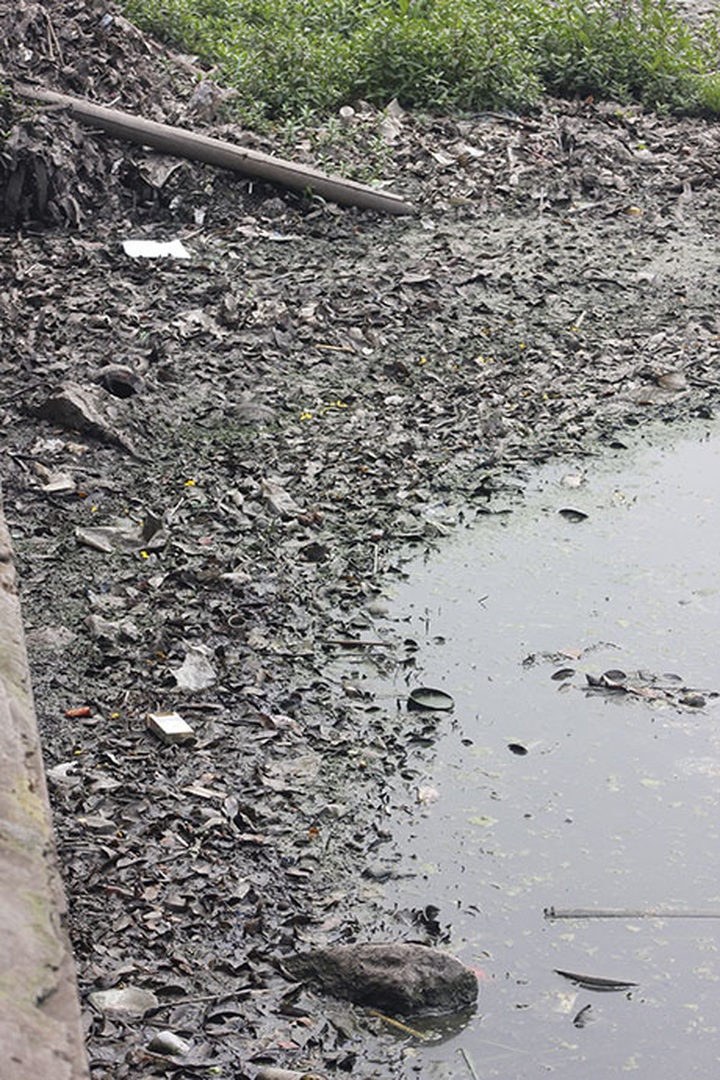 Proliferation of restaurants around West Lake causes pollution - 2 Proliferation of restaurants around West Lake causes pollution - 2