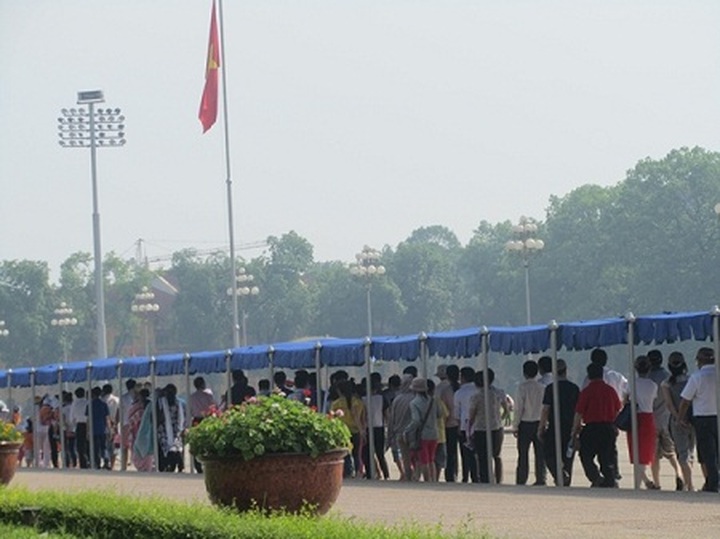 Crowds pay tribute to late President Ho Chi Minh - 1 Crowds pay tribute to late President Ho Chi Minh - 1