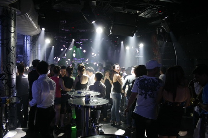 Hanoi: Many bars, karaoke parlors become discos - 1