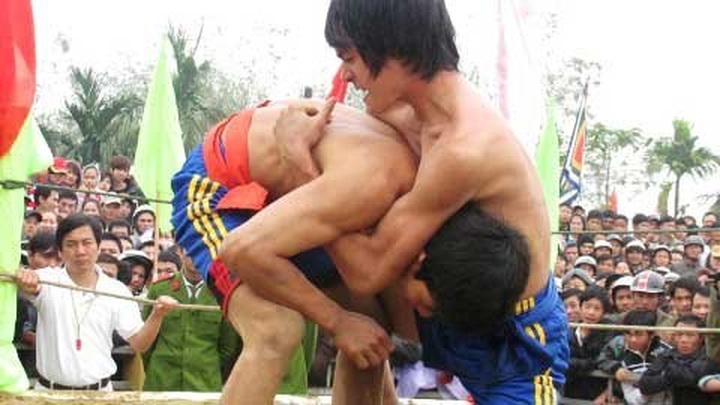 100 wrestlers perform in cold - 2