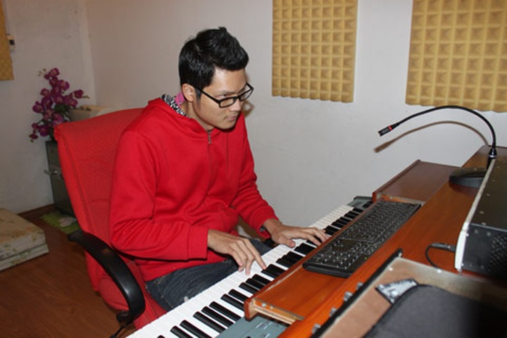 Blind man can play 15 types of musical instruments - 1