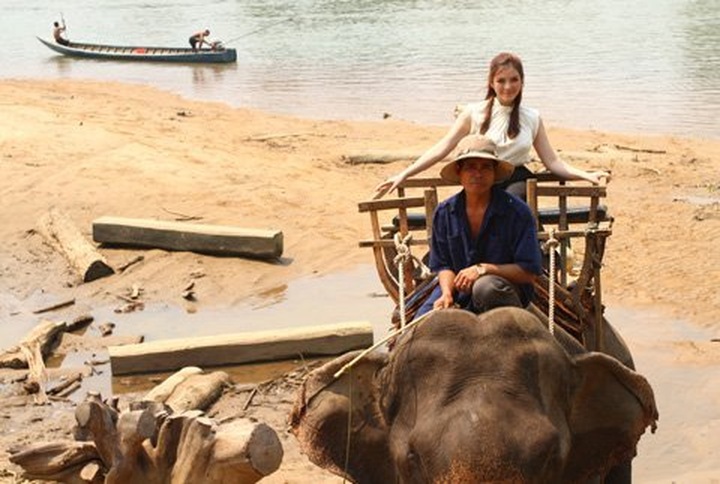 Tourism Ambassador rides elephant to advertise Central Highlands - 1 Tourism Ambassador rides elephant to advertise Central Highlands - 1