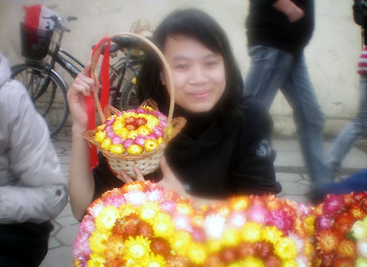 Students take extra jobs to fund their studies - 1 Students take extra jobs to fund their studies - 1