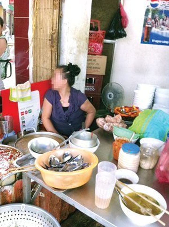 Customers flock despite food stall abuse - 1 Customers flock despite food stall abuse - 1