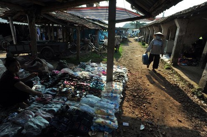 A rural market amid Hanoi - 1 A rural market amid Hanoi - 1