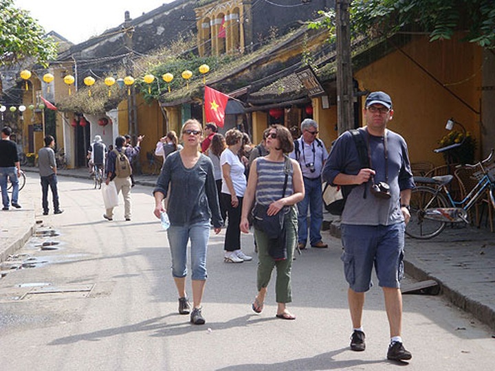 Foreign arrivals on the rise - 1