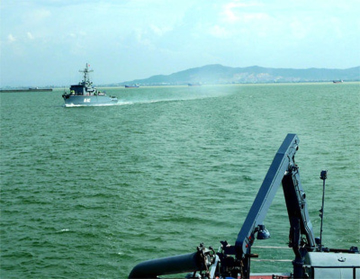 Vietnamese-Chinese navies do joint anti-pirate maneuvers - 1