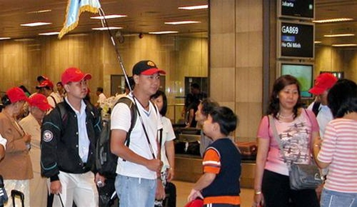 State agencies fight over tour guide card granting fees - 1