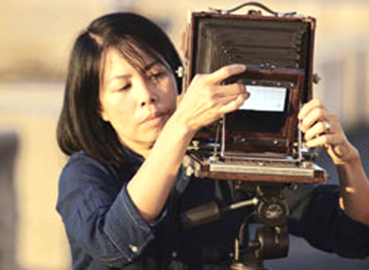 Photographer uses ancient camera to win top award - 1