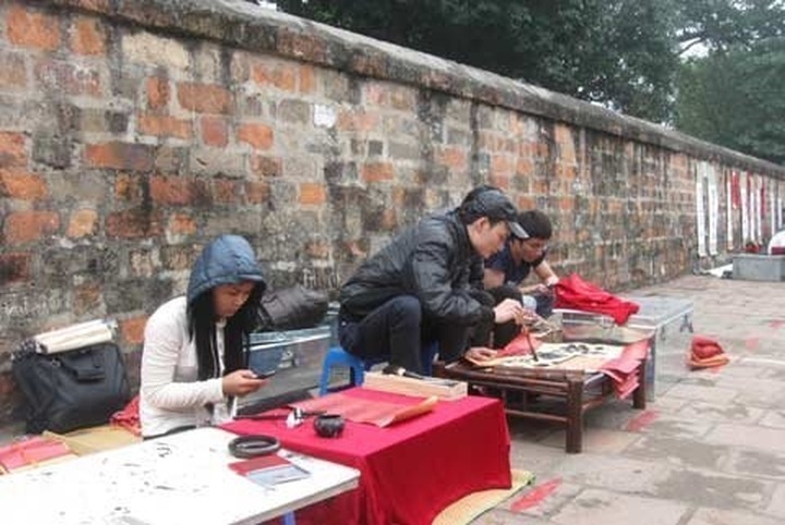 Young Vietnamese take interest in calligraphy - 8 Young Vietnamese take interest in calligraphy - 8