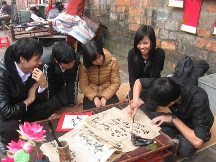 Young Vietnamese take interest in calligraphy - 12 Young Vietnamese take interest in calligraphy - 12