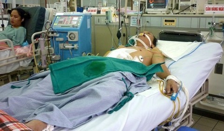 Male hospital assistants make big money during Tet - 1