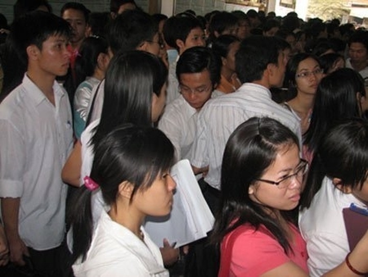 Bachelors remain redundant, unskilled workers much in demand - 1