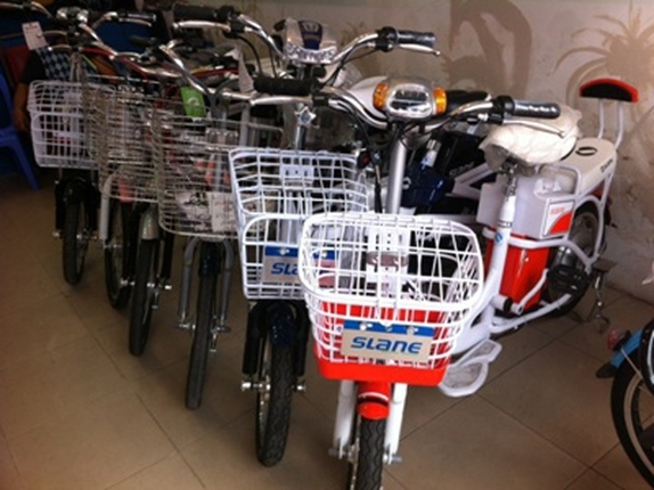 Hanoians switch to use electric bikes to save cash - 1