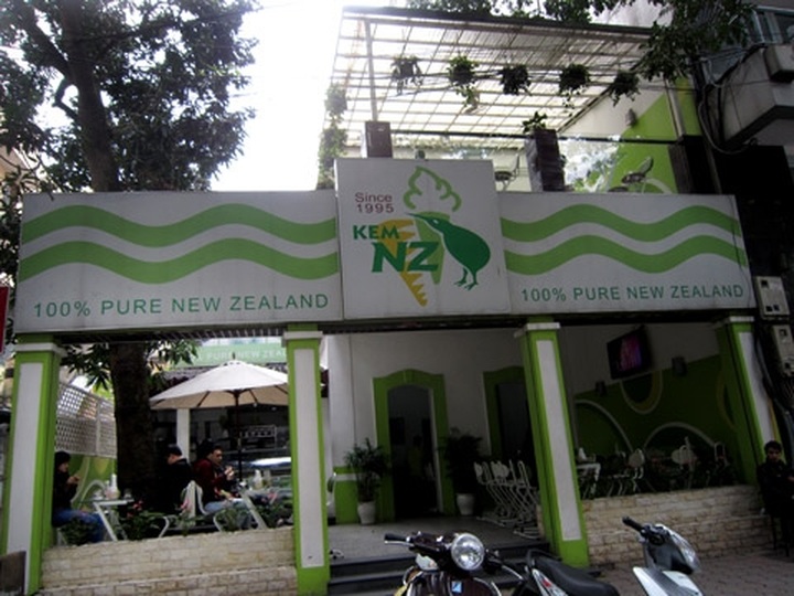 Overcrowded Hanoi maintains trees - 9