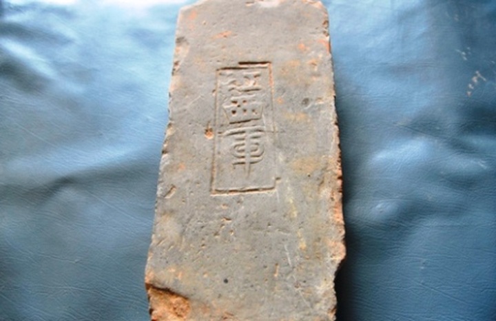 Thousand-year-old bricks unearthed at Ho Dynasty Citadel - 1