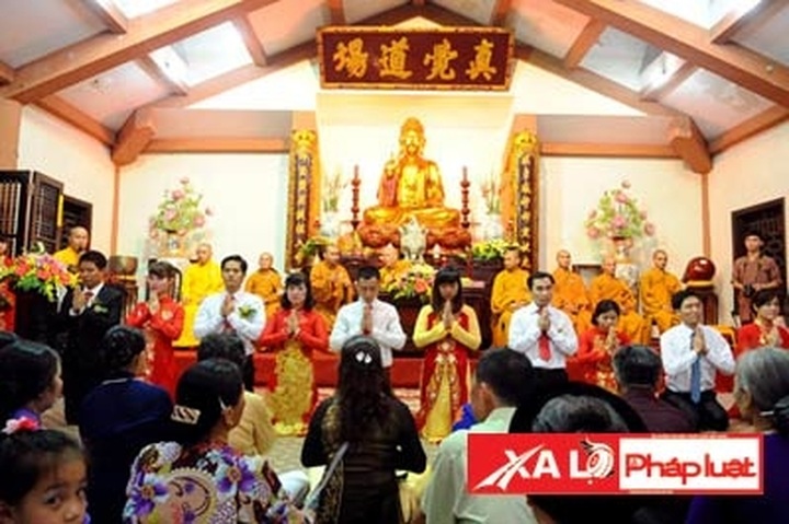 Young Hanoian couples prefer weddings at pagodas - 1